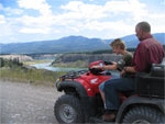 Chrsitiaan en Win rijden op een Quad in de Rocky Mountains