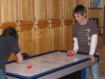 Christiaan en Jarret spelen tafelhockey
