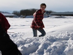 Mark en Christiaan gooien sneeuwballen