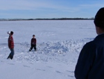 Mark en Christiaan gooien sneeuwballen en Kees kijkt rustig toe